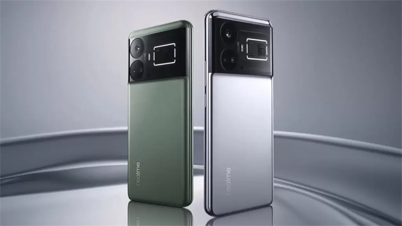 realme GT5 với mặt lưng kính mờ sang trọng, bo cong tinh tế.